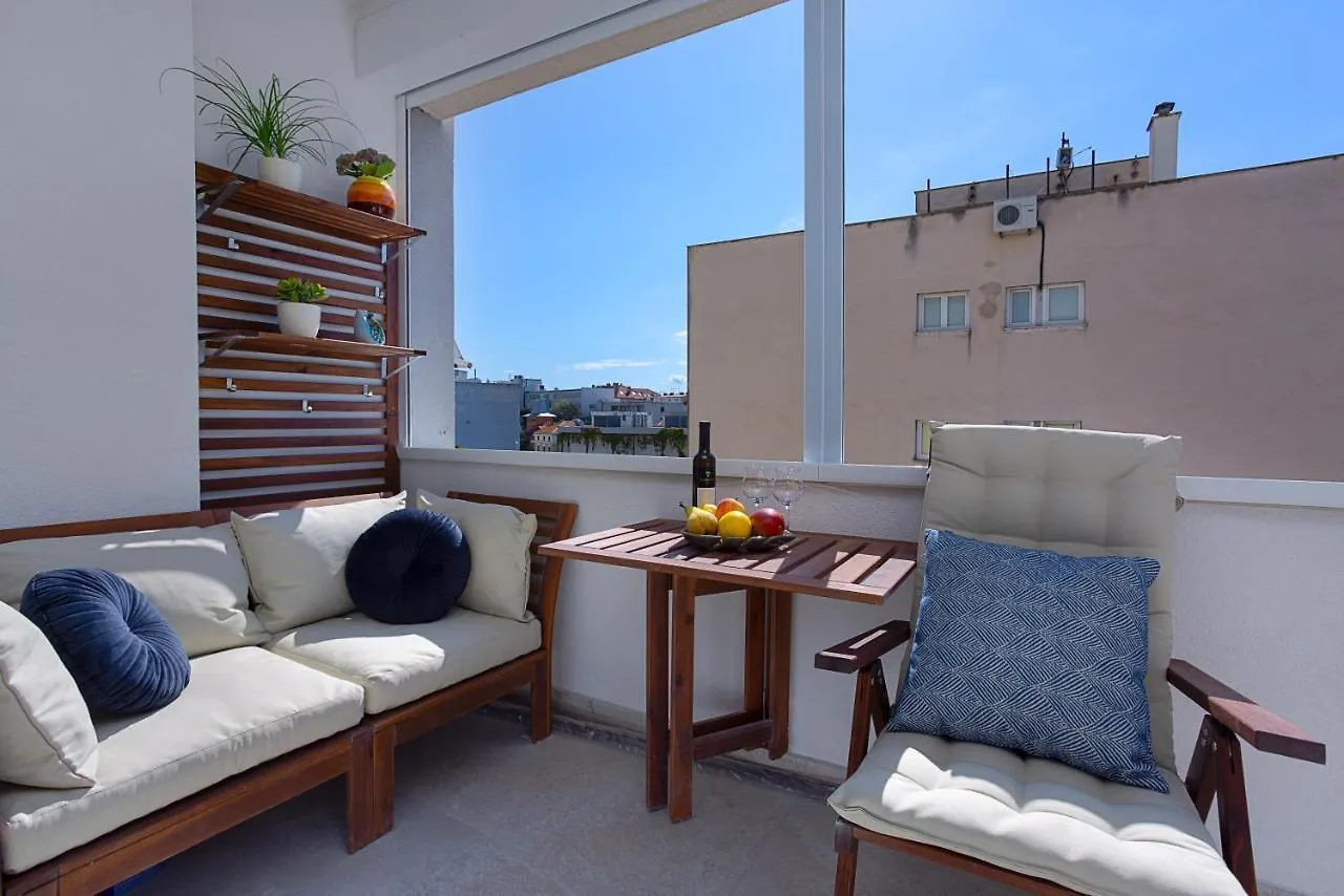 Deluxe City Center Blue Apartment Split