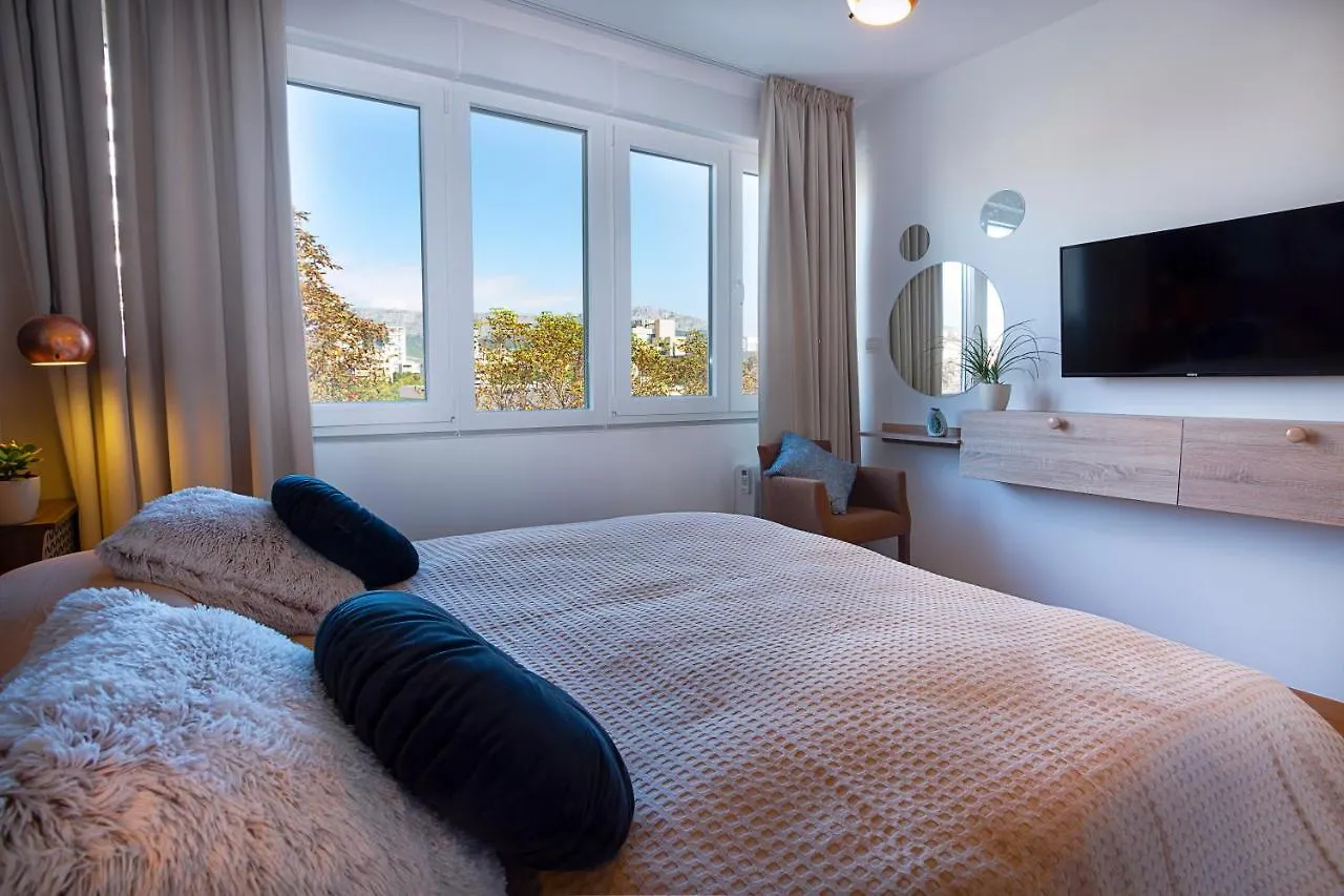Deluxe City Center Blue Apartment Split