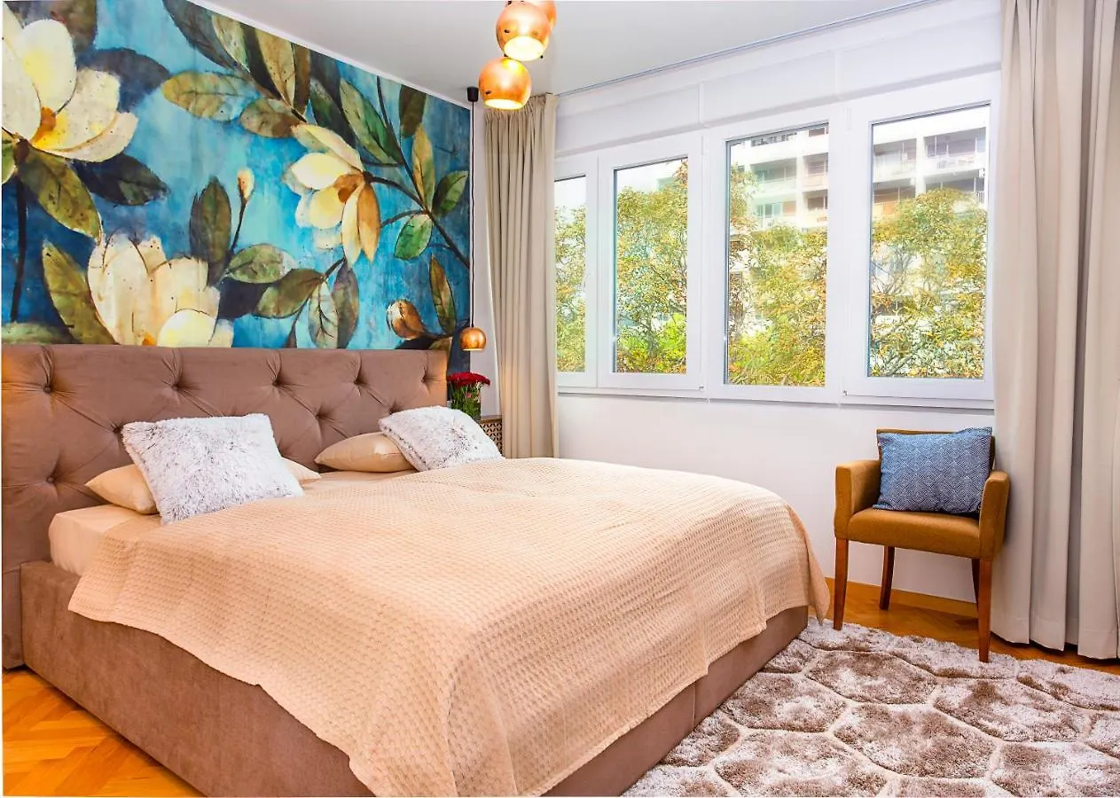 Deluxe City Center Blue Apartment Split