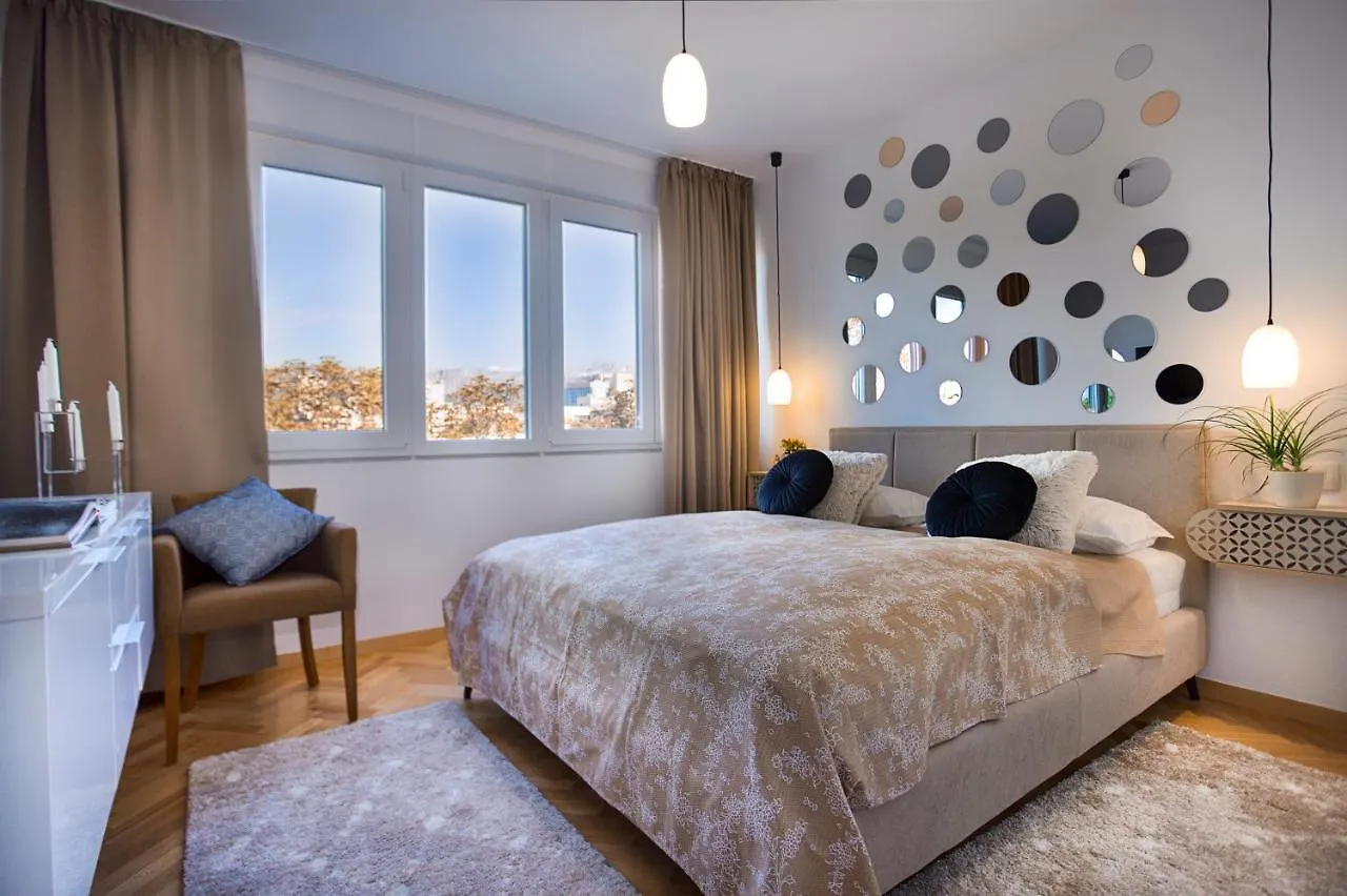 Deluxe City Center Blue Apartment Split