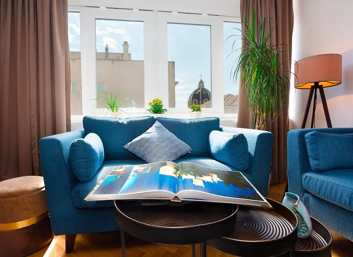 Deluxe City Center Blue Apartment Split