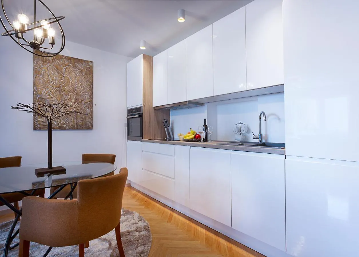 Deluxe City Center Blue Apartment Split