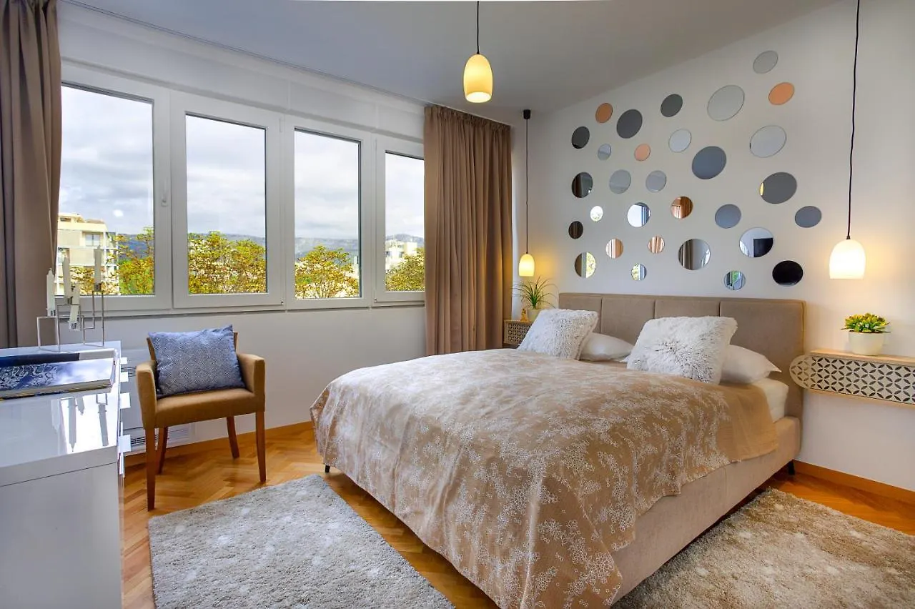 Deluxe City Center Blue Apartment Split