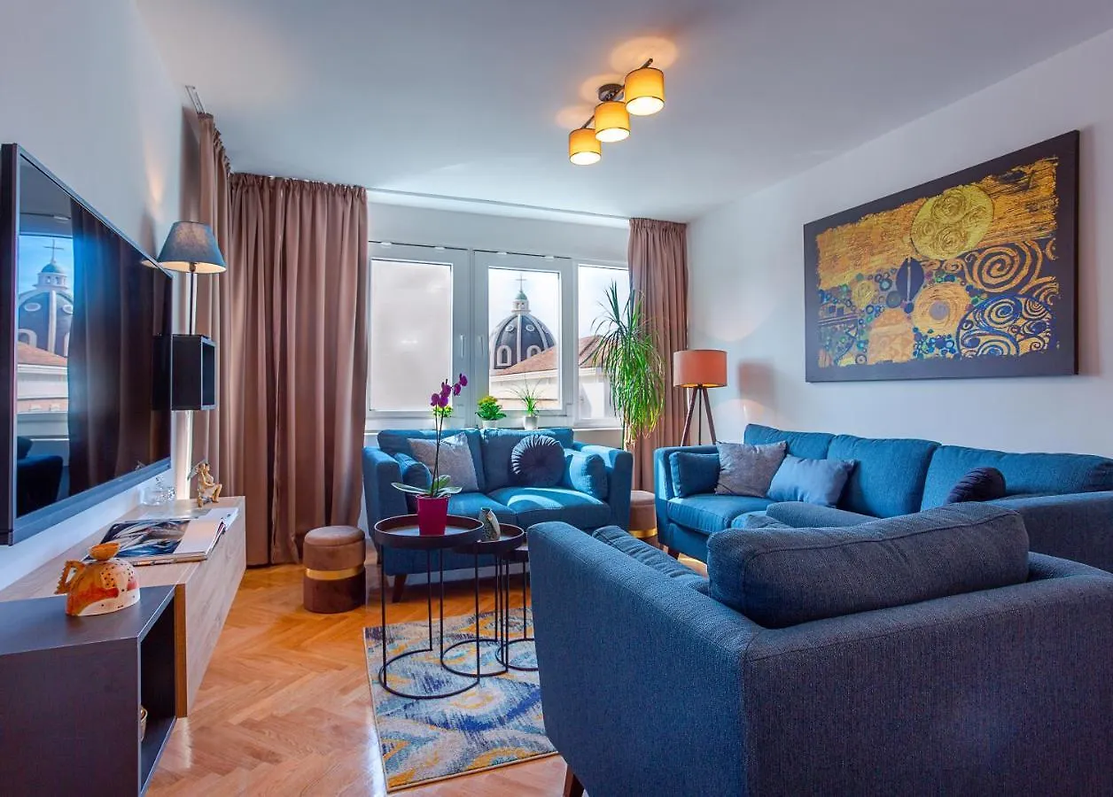 Deluxe City Center Blue Apartment location